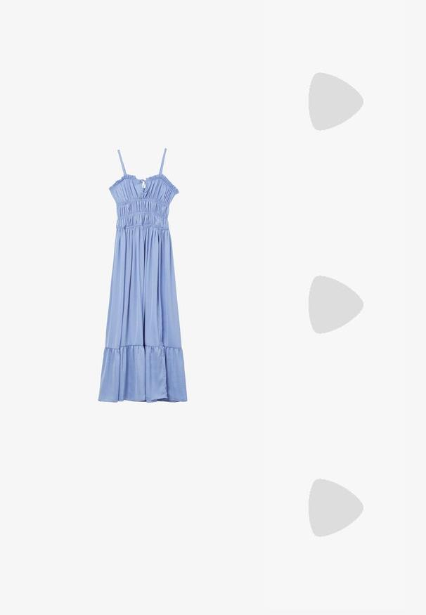 Helle blaue ärmellose Maxikleid mit dünnen Trägern, gerafftem Oberteil, kleinem Frontbändchen und gestuftem Saum.; Schwarze Flip-Flops mit einer strukturierten Gummisohle, zwei schlanken Riemen und einem dezenten, geprägten Logo-Detail auf dem Riemen.; Schwarze, oversized Sonnenbrillen mit ovalen Gläsern, glattem Kunststoffrahmen und goldenen Akzenten an den Bügeln. Die dunklen Gläser bieten Sonnenschutz.; Schwarze synthetische Schultertasche mit geschwungenem Silhouette, strukturiertem Finish, goldenem Dreiecks-Logo und abnehmbaren Hardware-Akzenten.