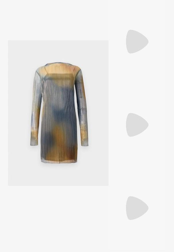Gjennomsiktig, plisserte kjole med lange ermer, som har en gradient av blå, gul og brun nyanser. Rund hals; lett, flytende stoff.; Beige blokk-høydesandaler med tynne stropper og firkantet tå. Glatt materiale med minimale detaljer, designet for enkel bruk.; Beige flettet stråveske med hvit skinnkant, doble gullkjedehåndtak og rektangulær form. Overflaten har et teksturert mønster.; Hvite hansker laget av blonder og lær, med blomsterapplikasjoner på venstre hanske og en glatt lærflek på høyre. Elastiske mansjetter.; Grønn choker-halskjede med en calla-lilje aksent, med gullhardware. Modellen har på seg en hekledertopp i jordfarger av rødt og krem.