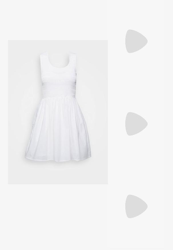 Vestido branco de algodão com um corpo ajustado e texturizado e uma saia ampla. Apresenta alças largas e um decote redondo.; Chinelo preto com sola de borracha texturizada, duas tiras finas e um detalhe de logotipo discreto em relevo na tira.; Óculos de sol tartaruga com lentes escuras, de forma oval e com hastes largas. Apresenta um pequeno detalhe dourado do lado. Material de plástico liso.; Saco hobo de couro preto com uma forma suave e curvada. Apresenta um fecho de zíper na parte superior e uma alça curta e arredondada. Textura suave.