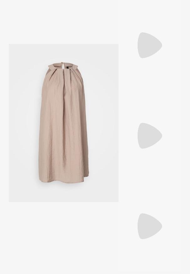 Μπεζ φόρεμα με στήριγμα στον λαιμό, χαρακτηριστικό μερικό ραμμένο μπροστά, άνοιγμα κλειδώματος στο πίσω μέρος με κουμ�πί και ελαφρύ υφασμάτινο τελείωμα.; Σανδάλια slingback σε λευκό δέρμα με πολλές φαρδιές ζώνες και ασημένιες αγκράφες; επίπεδη σόλα με μικρή μαύρη φτέρνα και μεταλλικά αξεσουάρ.; Μαύρα ορθογώνια γυαλιά ηλίου με σκούρους φακούς, γυαλιστερές πλαστικές βάσεις και χρυσές λεπτομέρειες στους κρόταφους. Μινιμαλιστικός σχεδιασμός και κομψό σχήμα.; Χρυσά σκουλαρίκια κρίκοι με ομαλή, γυαλιστερή επιφάνεια. Κυκλικός σχεδιασμός που διαθέτει μια μικρή βάση και διαφανή στήριξη για ασφαλή χρήση.