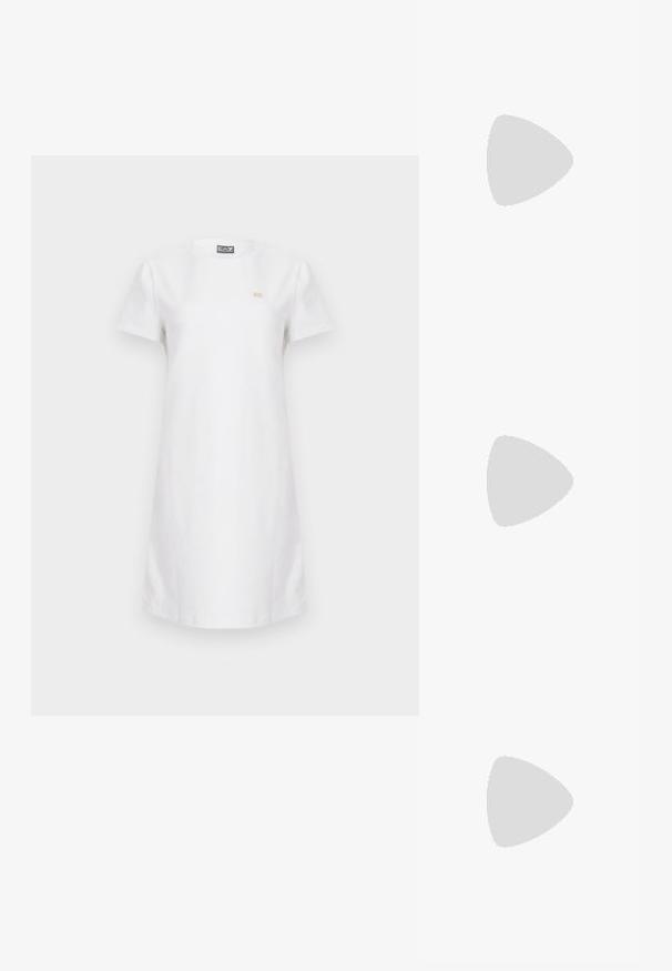 Valkoinen lyhythihainen mekko, valmistettu puuvillasta, jossa on pyöreä pääntie ja pieni kultainen logo rinnassa. Yksinkertainen, suoraviivainen leikkaus.; Musta patentoitu nahkakengät korkokengät, joissa on terävä varvas ja leikkaussuunnittelu; varressa on tyylikäs kultainen yksityiskohta. Yksinkertainen ja tyylikäs.; Musta nahkareppu, jossa on läppä suljenta, etutasku, sivu vetoketjutaskut ja yläkahva. Edessä logo-detailit.; Mustat nahkasalkut, joissa on tikattu malli, hopeaketjusovite ja näkyvä hopeinen "AX"-logo edessä. Kompakti suorakulmainen muoto.