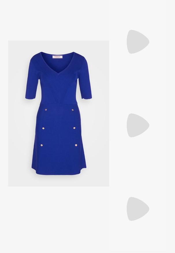 Morgan - Sukienka dzianinowa; Złote, metaliczne szpilki z boku z wydłużonym noskiem i grubym obcasem. Gładka faktura, minimalistyczny design i wąski pasek.; Żółta torebka z faux-krokodylka o wyrafinowanej konstrukcji, z górnym uchwytem, odpinanym łańcuszkiem oraz dekoracyjnym kryształowym zdobieniem na zapięciu.; Złote kolczyki w kształcie kółek o gładkim, błyszczącym wykończeniu. Okrągły design z małym klipsem i przezroczystym zapięciem zapewniającym bezpieczne noszenie.