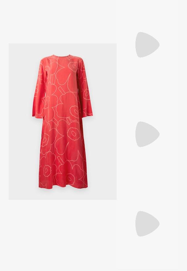 Červené maxi šaty s dlhým rukávom, veľkým svetloružovým abstraktným kvetinovým vzorom a okrúhlym výstrihom na bielom pozadí.; Zlaté kovové lodičky na podpätku so špicatou špičkou a robustným podpätkom. Hladký povrch, minimalistický dizajn a úzka remienok.; Čierna kožená kabelka s zaobleným tvarom, odnímateľným popruhom a zlatými doplnkami. Kabelka má klopu s detailom s prackou.; Náušnice z kovu v zlatej farbe s elegantným, zakriveným dizajnom. Majú charakteristický špicatý tvar, leštený povrch a uzáver na pánt.