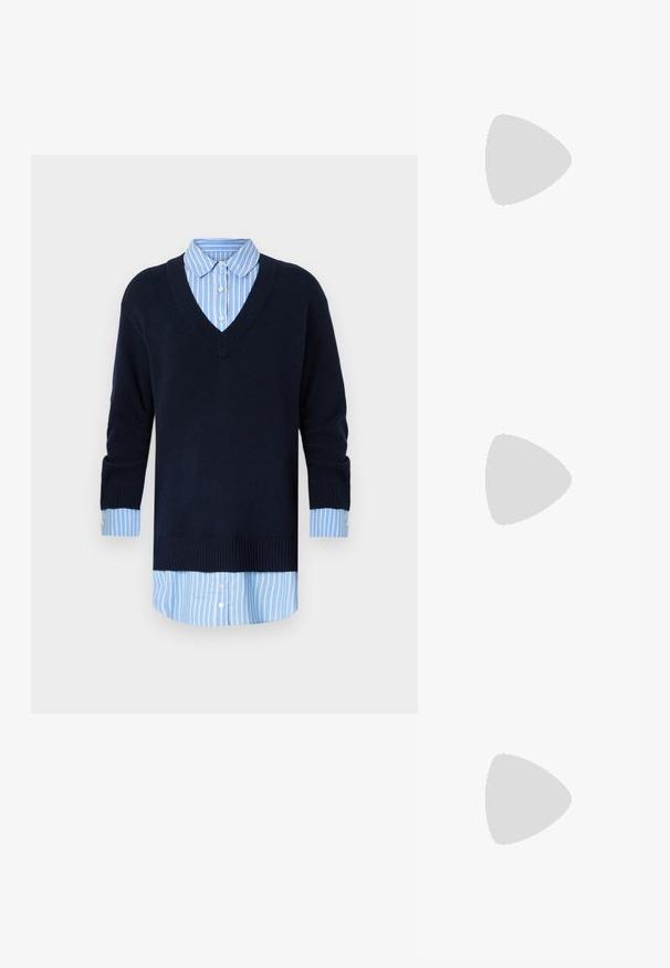 Marineblauwe V-hals trui, gedragen over een lichtblauw gestreept shirt, met lange mouwen en knopen aan de manchetten en een geribbelde onderrand.; Witte korte mouwen t-shirt van ribstof. Ronde halslijn, normale pasvorm en subtiele stiksels. Geen patronen of grafische elementen.; Zwarte leren ballerina met een ronde neus, gladde textuur, minimale stikdetails en een flexibele zoolontwerp.; Bruine leren handtas met een klep sluiting, gouden hardware, een schouderband en een gladde textuur. Compact rechthoekige vorm.