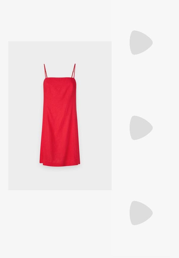GAP MINI - Nappali ruha - slipper red; Barna bőr cowboy csizmák hegyes orral és blokk sarkal, részletes varrással és kiemelkedő díszítésekkel a szárán.; Szürke átmenetes lencséjű napszemüveg, aranyszínű fémkeret és fekete műanyag elemek. Egyedi pillangó alakú lencsék vékony szárakkal.; Ezüst karika fülbevalók csavart kialakítással, fényes felülettel és fülbevaló tűzáras zárással. Átmérőjük körülbelül 3 cm.
