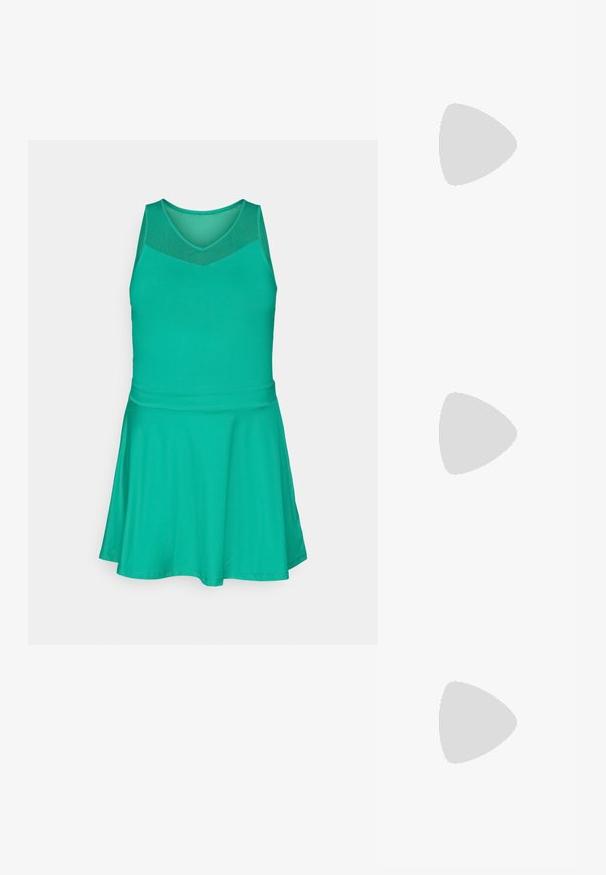 Svetlo zelena brezrokavna obleka z oprijetim zgornjim delom in razširjenim krilom, postavljena na enobarvni beli ozadju.; Svetlo slonokoščen strappy sandal z nizko blok peto. Narejen iz gladkega materiala, z ozkimi trakovi in zaponko okoli gležnja.; Rjava teksturirana usnjena torba čez ramo z zlatim verižnim trakom in zapiranjem na pokrov. Spredaj je vidna podrobnost logotipa in žep pod pokrovom.; Zlato-tonirani kovinski uhani v obliki obroča s krivuljo in podolgovato obliko. Imajo gladko, sijočo površino in zaobljen vrh za dodaten detajl.