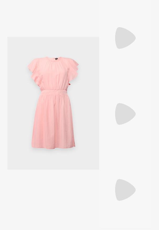 Rózsaszín ruha rövid fodros ujjal, redőzött nyakkivágással és megkötött derékkal. Könnyű anyag, amely folydogáló szoknyával rendelkezik.; Arany, fémből készült slingback sarkú cipők hegyes orral és vastag sarokkal. Simaság, minimalista design és keskeny pánt jellemzi.; Fekete bőrtáska ívelt formával, levehető pánttal és arany színű fémrészekkel. A táskán egy csattal díszített fedél található.; Aranyszínű fém fülbevaló, elegáns, ívelt formával. Különleges hegyes alak, fényes felszín és zsanéros záródás jellemzi.