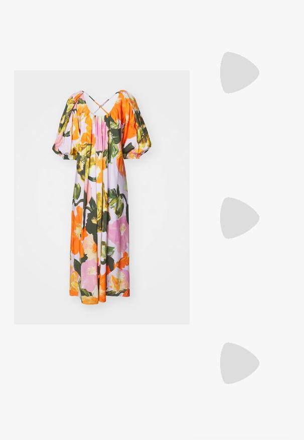 Stine Goya TERESA LIGHT FLUID  - Robe de jour - summer day; Chaussure slip-on rose en suede avec des accents blancs, semelle en caoutchouc et sangles élastiques. Présente un design texturé et un petit logo sur le devant.; Lunettes de soleil avec une monture jaune translucide et des verres teintés en vert. Design angulaire avec des branches larges, portées avec une chemise blanche à accents verts.; Collier à perles colorées avec des charm's marins en jaune, orange, rose et vert, comprenant des poissons et des coquillages, sur une chaîne en métal doré.