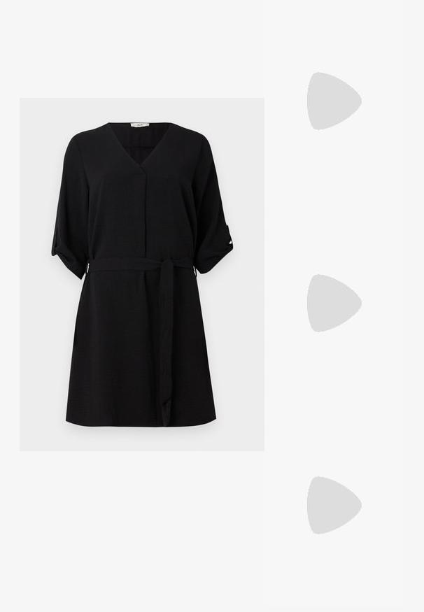 Schwarzes Kleid mit V-Ausschnitt und kurzen Ärmeln. Verfügt über eine gebundene Taille, knielangen Schnitt und weichen, strukturierten Stoff. Keine Muster oder Akzente.; Spitz zulaufender High-Heel-Schuh in einer Farbgestaltung aus Silber, Gold und Nude. Glänzende Oberfläche mit Ausschnittdesign und stiletto Absatz.; Silberne metallic Pouch-Tasche mit einer sanften, abgerundeten Form und einem geknoteten Verschluss oben. Hergestellt aus glattem Kunstleder.; Silberne Creolen mit gedrehter Gestaltung, ausgestattet mit einer polierten Oberfläche und einer Steckverschluss. Sie haben einen Durchmesser von ca. 3 cm.