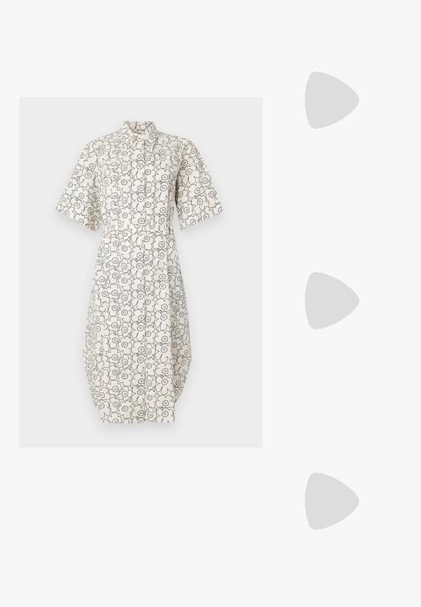 Marimekko PIIRTO UNIKKI biały; Czarne sandały na wysokim obcasie mają cienkie paski z węzłowym wzorem, gładki, kwadratowy czubek i smukły obcas w stylu szpilki.; Jasnoszara metaliczna torebka na łańcuszku, ozdobiona małymi okrągłymi metalowymi ćwiekami oraz trójkątnym logo marki.; Srebrne kolczyki na biglu o gładkim, błyszczącym wykończeniu. O zaokrąglonym kształcie, lekkim designie, z zamknięciem na zatrzask.