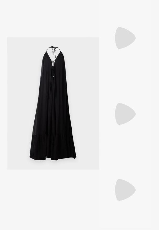 Juoda maksivakarinė su halteriu, giliu V formos priekiu ir užrišamu uždarymu. Savybės: plazdanti siluetas ir ruffles apačia. Lengvas audinys.; Juodai lakuoti slingback aukštakulniai su smailiu nosiu, su tekstūruotu gyvatės raštu, reguliuojama juosta ir trumpu, tekstūruotu blokiniu kulnu.; Juodas odinis per petį nešiojamas krepšys su dviem priekiniais kišenėmis, auksiniais sagtimis, užtrauktuko uždarymu ir siauromis petnešomis. Textūruota paviršius ir kompaktiškas stačiakampis formatas.; Auksinės metalinės auskarų kabės su lenktą, pailgą forma. Turi lygų, blizgantį paviršių ir užapvalintą galiuką papildomam akcentui.