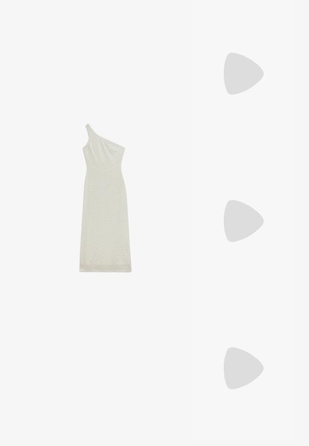 Ein einseitig tragendes, figurbetontes Midikleid aus strukturiertem cremfarbenem Stoff mit einem subtilen Muster und einem schräg geschnittenen Saum.; Blau-weiße gestreifte Knopfleiste-Hemd mit klassischem Kragen, langen Ärmeln und weißen Manschetten; Baumwollstoff mit glatter Textur.; Helles blaues Wildleder-Sneaker mit weißen Lederstreifen, einer braunen strukturierten Sohle und goldenen Logodetails. Niedrig geschnittenes Design mit runder Zehenpartie.; Runde Sonnenbrillen mit goldfarbenen Metallrahmen und dunkelgrünen Gläsern. Die Bügel haben ein Schildpatt-Muster für zusätzliche Details.