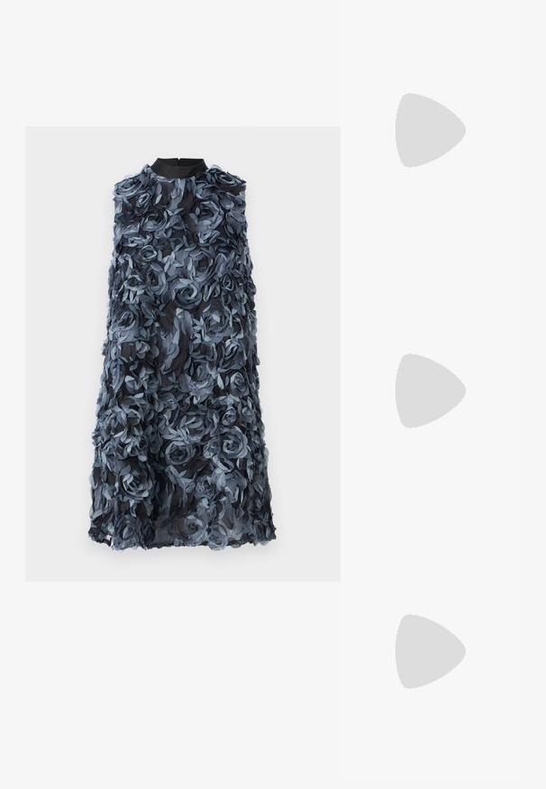 Bruuns Bazaar CLARKIAS CHI DRESS - Kokteilinė suknelė / vakarėlių suknelė - blue; Juodos aukštakulnės sandalai pasižymi plonyčiais dirželiais su mazgo dizainu, lygiu kvadratiniu pirštu ir elegantišku stiletto kulnu.; Šviesiai pilka metalinė rankinė su grandinėlės dirželiu, papuošta mažais apvaliais metaliniais smeigėmis ir trikampiu prekės ženklu.; Sidabrinės auskarai žiedai su lygiu, blizgiu paviršiumi. Suapvalinta forma, lengvas dizainas, su uždarymu ant smeigtuko.