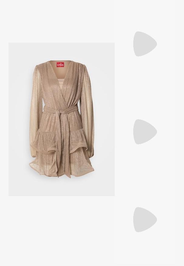 Beige metallisk omslagskjole med lange pufferm, lagdelt volangskjørt og matchende belte. Har en dyp V-hals og en myk glans.; Sorte patent slingback hæl med spids tå, featuring tekstureret slangeskind, justerbar rem og en kort, tekstureret blokhæl.; Svart skinn crossbody veske med to frontlommer, gyldne spenner, glidelåslukking og en slank stropp. Teksturert overflate og kompakt rektangulær form.; Gullfargede øreringer med en rektangulær, klar krystall som henger under en rad av små, runde klare akenter. Elegante, moderne design.