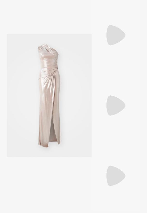 Asymmetriska klänning med en axel i metallisk blush-tyg, med draperingsdetalj, en högt skuren slits vid låret och en elegant silhuett.; Musta patenttinaahkakengät, joissa on osoittava kärki ja pieni lohko korko, varustettuna hopeisella soljella hihnassa.; Musta nahkainen käsilaukku, joka on kaareva muotoilultaan, irrotettavalla hihnalla ja kultaisilla yksityiskohdilla. Laukussa on läppä, jossa on solk yksityiskohta.; Hopehopehope hopeilmetalli hopein hopein hopepain hopehinohope innon hope rahohopein hopehinehinoja hope testarhopekan hopeain. Hiukset ovat pitkät ja suorat, sivulta erotettuna.