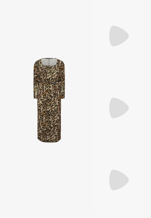 Leopardi-kuosiset mekko pitkilla hihoilla, neliönmuotoisella pääntiellä, solmittavalla vyöllä ja suoralla siluetilla. Valmistettu kevyestä, valuvaasta kankaasta.; Musta patenttinen nahkainen slingback-kengät, joissa on terävä nenä, nilkkahihnat hopeisilla soljilla ja varusteilla sekä hoikka korko.; Kultainen metallinen käsilaukku, jossa on jämäkkä muotoilu, sileä pinta ja säädettävä olkahihna. Sisältää ainutlaatuisen kolmiomaisen muodon ja minimalistisen tikkaustyylin.; Korukultainen korvakorut, joissa on teksturoituja, aaltoilevia muotoja. Mukana on veistokselliset klipsikorvakorut ja avoin rengasmalli, jossa on vasaroitu pinta.