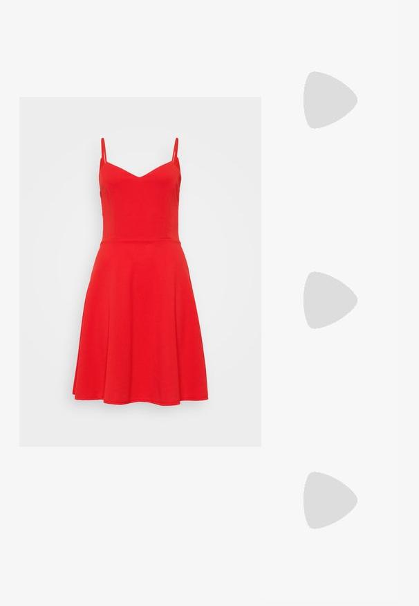 WAL G TALL HALLIE STRAPPY SKATER - Džersejové šaty - red; Čierne lakované kožené sandálové podpätky s špicatou špičkou a geometrickým blokovým podpätkom. Disponujú elegantným, minimalistickým dizajnom a hladkým povrchom.; Čierna kožená kabelka s zaobleným tvarom, odnímateľným popruhom a zlatými doplnkami. Kabelka má klopu s detailom s prackou.; Tri páry náušníc: veľké biele perlové náušnice, zlaté kruhové náušnice s priehľadnými drahými kameňmi a dvoje dlhé, priamé zlaté akcentové náušnice so trblietavými detailmi.