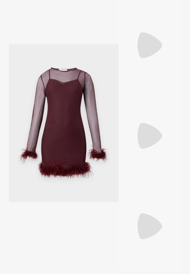 Burgunderfarbenes Kleid mit taillierter Passform, durchsichtigen Mesh-Langärmeln und Federakzenten an den Bündchen und dem Saum. Glatte Textur, elegante Silhouette.; Schwarzer Lackleder Slingback-Schuh mit spitzem Zehenbereich, Knöchelriemen mit silbernen Schnallen und Beschlägen sowie einem schlanken Absatz.; Goldfarbene metallische Handtasche mit strukturiertem Design, glatter Textur und verstellbarem Tragegurt. Sie verfügt über eine einzigartige dreieckige Form und minimalistische Nähte.; Ohrringe in Goldoptik mit strukturierten, gewellten Formen. Beinhaltet skulpturale Clip-Ohrringe und ein offenes Hoop-Design mit gehämmertem Finish.