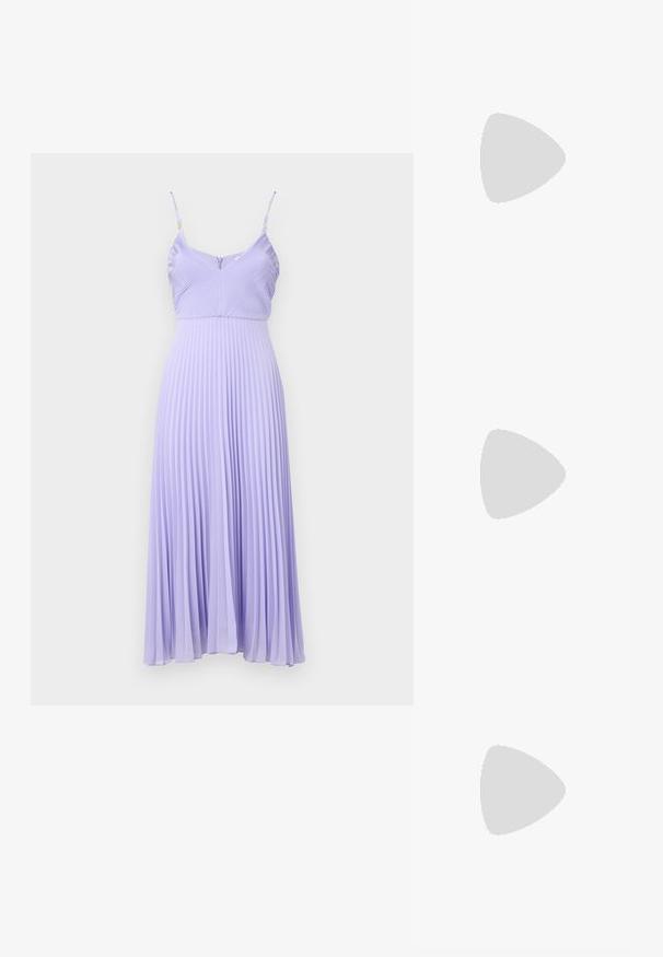 Lilafarbendes, plissiertes Kleid mit dünnen Trägern, tailliertem Oberteil und einem ausgestellten Rock, der bis zur Mitte der Wade reicht. Die strukturierte Stoffqualität erzeugt vertikale Linien.; Schwarze Leder-Slingback-Pumps mit spitzem Schuhblatt, ausgestattet mit einem schlanken Absatz und einem goldfarbigen Akzent am verstellbaren Riemen. Glatte Textur.; Schwarze Lederhandtasche mit einem strukturierten Design, das eine verkürzte Form, einen oberen Griff und goldfarbene Hardware-Details aufweist. Verstellbarer Schulterriemen ist enthalten.; Silberne Creolen mit einem glatten, geschwungenen Design. Mit einem glänzenden metallischen Finish und Steckverschluss. Keine sichtbaren Muster oder Akzente.