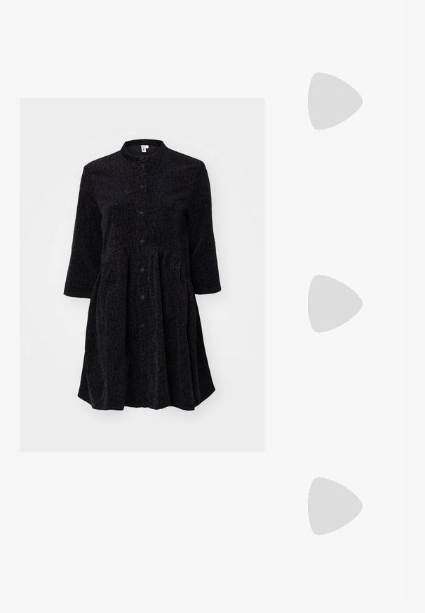 Vestido preto com um padrão de leopardo texturizado, mangas 3/4, frente com botões, design sem colarinho e saia rodada a partir da cintura.; Sandalha metálica dourada com um salto em bloco angular, duas tiras sobre o pé e uma tira ajustável no tornozelo. Textura suave.; Bolsa de couro bordô com um design suave e franzido, e uma forma arredondada. A alça é fixa, apresentando uma textura suave.; Brinco em metal dourado com um design elegante e curvo. Apresenta uma forma pontiaguda distinta, superfície polida e fecho por dobradiça.