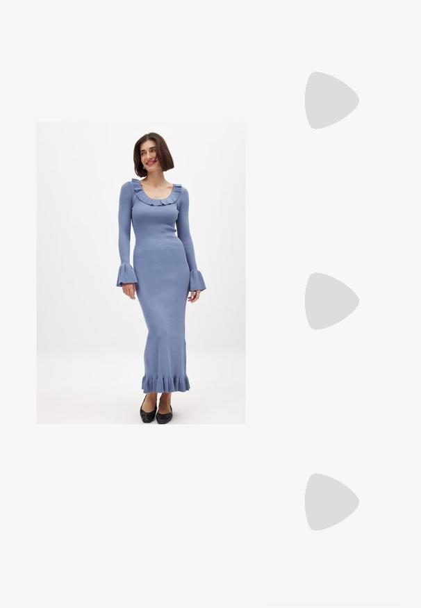 Langes, figurbetontes blaues Rippkleid mit einem gerafften Halsausschnitt und ausladenden Ärmeln, mit einem fransigen Saum und getragen mit schwarzen Schuhen.; Braune offene Absatzmules mit glatter, matter Oberfläche, die ein geschwungenes Design und einen transparenten, verjüngten Absatz aufweisen.; Runde, braun getönte Sonnenbrillen mit einem glänzenden burgunderfarbenen Rahmen. Schlanke Bügel mit dezentem Branding. Flaches Linsendesign.; Braune Lederhandtasche mit doppelt tragegriffen, runder Form, goldenen Beschlägen und einem zentralen Schnallen-Detail. Glatte Textur mit genähten Akzenten.