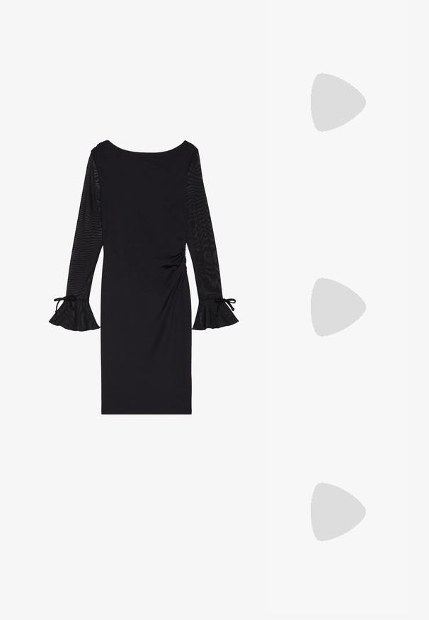 Robe noire avec de longues manches transparentes, un col rond et des poignets évasés. Le corps est ajusté avec des détails froncés sur le côté.; Escarpin en cuir verni noir à talon haut, avec un bout pointu, une bride réglable à la cheville et des côtés ouverts. Texture lisse.; Lunettes de soleil noires surdimensionnées avec des verres dégradés, monture épaisse et détails en chaîne dorée sur les branches.; Sac fourre-tout noir en matériau synthétique, avec un design rectangulaire simple, des accents carrés dorés et des doubles poignées.