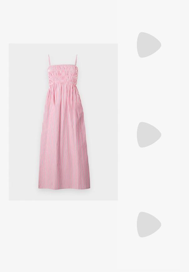 Strapless, middellange jurk met een smocked lijfje. Verticale rood-witte strepen, lichte stof met een zachte textuur. Effen zoom.; Beige hoge hak sandaal met enkelbandje en gouden gesp, open teen, en blokhak op een witte achtergrond.; Lederen handtas in crème met een gebogen vorm. Heeft een gouden logo-accent en een dunne, verstelbare donkere strap.; Oorbellen in de vorm van hoops met verweven gouden en zilveren ringen, voorzien van een heldere cubic zirconia accent en een textuurband op één ring.