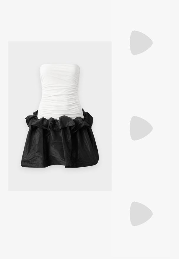 Vestido sin tirantes con un corsé blanco ajustado y textura fruncida, y una falda negra brillante con dobladillo rizado.; Zapato de tacón con tirante tipo slingback en oro brillante, con puntera puntiaguda, tira delgada en el tobillo y un tacón esbelto. La superficie tiene un acabado metálico texturizado.; Bolso de mano de purpurina plateada con un acabado texturizado, que cuenta con una correa de cadena plateada y una forma rectangular elegante. Cierre en la parte superior.; Los pendientes de aro de plata presentan un diseño suave y redondeado con un perfil delgado y un cierre seguro. Estilo minimalista con un acabado pulido.