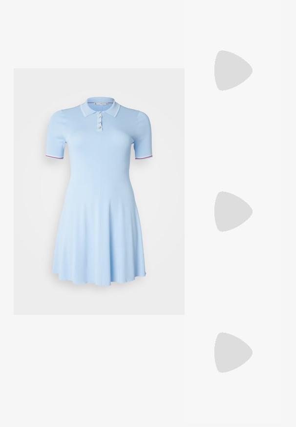 Tommy Hilfiger Curve STRIPES POLO  - Džersio suknelė - vessel blue; Sidabriniai slingback aukštakulniai batai su smailia pavadinimu, metaliniu paviršiumi, dviem dekoratyvinėmis juostelėmis ir lieknu kulnu su juodu galiuku.; Juodas odinis krepšys su išlenkta forma, nuimamu dirželiu ir auksiniais detalėmis. Krepšys turi kilpą su sagtimi.; Sidabrinis dvigubas žiedas su lygiu, poliruotu paviršiumi. Pasižymi sklandžiu, kreiptu dizainu su persipinančiomis dalimis, suteikiančiomis modernų išvaizdą.