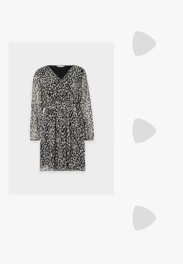 Prozirna crna haljina s apstraktnim bijelim i sivim leopardskim uzorkom, s V-izrezom, dugim rukavima i pojasom u struku za oblikovanje.; ALDO CRERIDE PILLOW WALK - Sandale - beige; Crna kožna clutch torbica s preklopom i zlatnim metalnim detaljem kopče. Uključuje crnu trakicu i elegantan, minimalistički dizajn.; Zlatne kružne naušnice s glatkom, sjajnom završnom obradom. Kružni dizajn s malom potporom i prozirnom podlogom za sigurno nošenje.