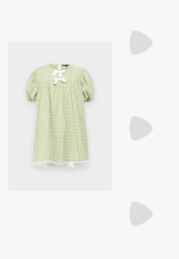 Sister Jane PET MINI DRESS - Dnevna haljina - green; Žute suede tenisice s bijelim prugama, s gumenim đonom, platnenim vezicama i podstavljenim ovratnikom, u kombinaciji s bež pamučnim hlačama.; Tri parova pravokutnih sunčanih naočala: jedna ružičasta, jedna bijela, jedna crna. Sva imaju tamne leće i sjajan plastični okvir.; Crna torba hobo napravljena od glatkog materijala nalik koži s uvrnutom drškama, s mekim, zaobljenim oblikom i zatvaranjem na vrhu sa patentnim zatvaračem.