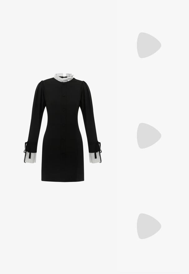 Schwarzes Kleid mit hohem weißen Kragen, Knopfverschluss vorne und langen Ärmeln mit gefältelten weißen Manschetten und Bändern. Glatte Stoffoberfläche.; Schwarze Lackleder Slingback-Absätze mit spitzem Zeh und kleinem Blockabsatz, ausgestattet mit einem silbernen Schnallenakzent am Riemen.; Gelbe Kunstleder-Handtasche im Krokodil-Look mit strukturiertem Design, Obergriff, abnehmbarem Kettenriemen und dekorativer Kristallverzierung am Verschluss.; Goldfarbener Ring mit einem organischen, gedrehten Design, glatter Oberfläche und sich verjüngenden Enden, was ein modernes, skulpturales Erscheinungsbild erzeugt.