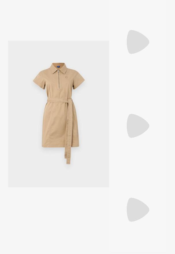 Kohvatu lühikeste varrukatega puuvillane kleit, mis sisaldab tõmblukuga kaelust ja vastavat kangast vööd. Sirge lõige koos peene logodetailiga.; Mustad musta värvi kontsandaalid on varustatud peente rihmadega, millel on sõlmekujundus, siledad ruudukujulised varbad ja stiilne stilettokonts.; Helehall metallik handbags, millel on kett, kaunistatud väikeste ümmarguste metallist õmblustega ja kolmnurkse brändi logoga.; Hõbedased rõngaskõrvarõngad, millel on sile ja läikiv pind. Ümar kuju, kerge disain, millel on post-tagumise kinnituse süsteem.