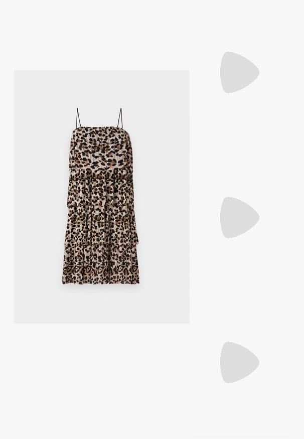 Nabrani sunčani haljina u bež boji s crnim i smeškim leopard printom, s tankim crnim trakama i višeslojnim dizajnom za dodatnu teksturu.; Bež cipele na petu od lakiranih koža s uskim vrhom i petom od 5 cm, s izrezanim stranama i tankim remenom oko gležnja.; Suncane naočale od kornjačevine s izduženim ovalnim lećama, smešnim nijansama, zlatnim logotipom na drškama i elegantnim crnim krakovima.; Ogrlica od bisera i kristala s okruglim, perlastim dizajnom u svijetlim nijansama, koja sadrži naizmjenične bisere i blistave akcentre, nosi se oko vrata.