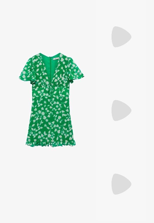 Rochie florală verde cu mâneci scurte tip puff, decolteu în V, talie strânsă și tiv volanat. Modelul prezintă flori și frunze albe.; Sandaie cu toc alb, cu vârful ascuțit, material superior neted, toc mic tip bloc și design cu decupaj lateral, cu curea ajustabilă.; Ochelari de soare rotunzi cu lentile întunecate și rame aurii. Modelul poartă un cardigan ribbed de culoare albastru deschis cu nasturi și mâneci albe în contrast.; Clutch Michael Kors din canva acoperit bej, cu un model repetitiv al logo-ului MK, accesorii din aur și o curea cu lanț detașabil.