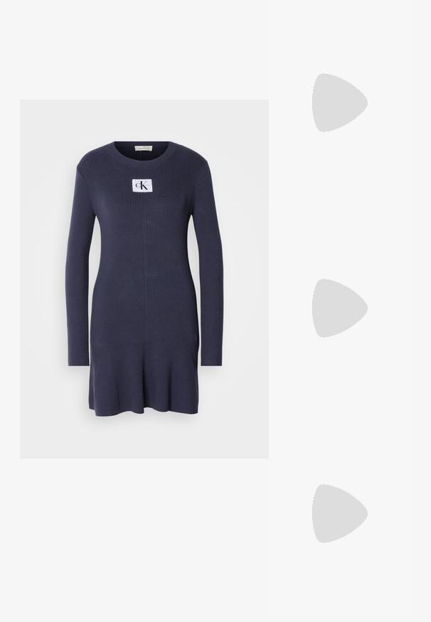 Námornícky pruhovaný pletený šaty s dlhými rukávmi a rozšíreným lemom. Obsahuje bielu nášivku s logom "CK" na hrudi. Mäkko textúra.; Čierne sandále na vysokom podpätku majú tenké remienky s uzlovým dizajnom, hladký štvorcový špičku a elegantný stiletto podpätok.; Svetlošedá metalická kabelka s reťazovým popruhom, ozdobená malými kruhovými kovovými štítkami a trojuholníkovým logom značky.; Strieborné kruhové náušnice s hladkým a lesklým povrchom. Okrúhly tvar, ľahký dizajn, s uzáverom na kolík.