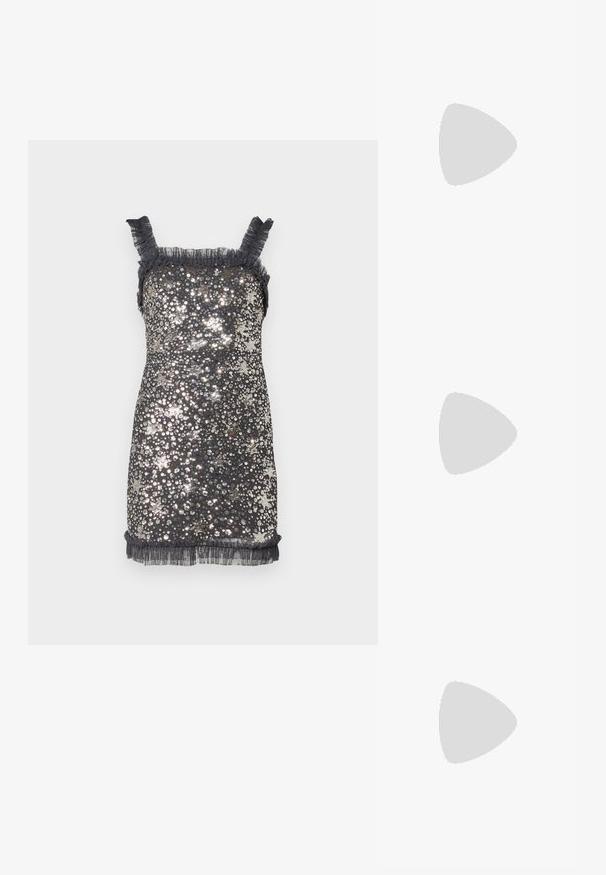 Vestido negro de lentejuelas sin mangas con tirantes con volantes y un dobladillo con flecos, con una silueta ajustada y una textura brillante.; Zapato de tacón negro de cuero con punta afilada, tacón bajo y textura suave. Presenta una ligera apertura en la parte frontal y un hardware minimalista en la parte trasera.; Bolso de mano metálico plateado con asa de cadena, textura acolchada, costura decorativa y cierre de cremallera. Presenta detalles en relieve en la parte frontal.; Pendientes de aro de metal en tono dorado con una forma curva y alargada. Presentan una superficie lisa y brillante y una punta redondeada para mayor detalle.