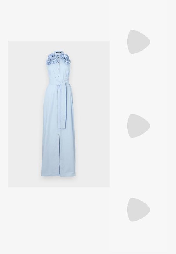 Gaiši zila bezpiedurkņu kleita ar ziedu aplikācijām plecos, pogām priekšpusē un sasietu jostu jostasvietā. Gara, plūstoša dizaina.; Melnas ādas slingback zābaki ar smailu purngalu, ar šauru papēdi un zelta krāsas akcentu uz regulējama siksniņas. Gluda tekstūra.; Melns roku soma ar divām īsām rokturiem un noņemamu plecu siksnu. Gluda ādas līdzīga materiāla ar rāvējslēdzēja aizdari un logos detaļu.; Trīs metāla gredzeni: viens rozā zeltā, viens zeltā ar teksturētiem akcentiem un viens sudraba, visiem ar iegravētām zīmola atzīmēm iekšējā joslā.