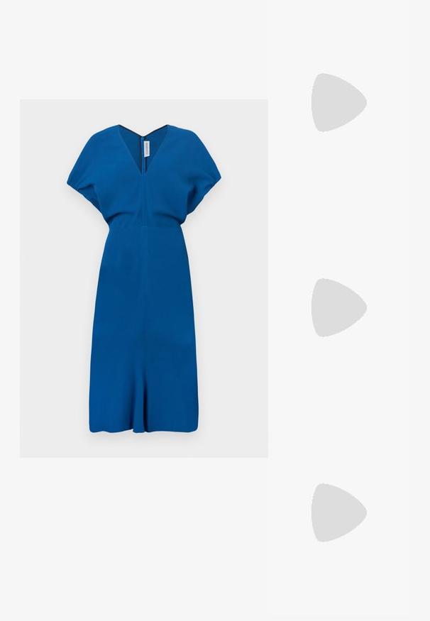Victoria Beckham BLOUSON DETAIL MIDI DRESS - Φόρεμα από ζέρσεϊ - blue; Άσπρο κοντομάνικο μπλουζάκι φτιαγμένο από ριγέ ύφασμα. Στρογγυλή λαιμόκοψη, κανονική εφαρμογή και διακριτές λεπτομέρειες ραφής. Χωρίς σχέδια ή γραφικά.; Μαύρο δερμάτινο μπαλαρίνι με στρογγυλή μύτη, λεία υφή, ελάχιστες λεπτομέρειες ραφής και σχεδίαση ευέλικτης σόλας.; Καφέ δερμάτινη τσάντα χειρός με κλείσιμο καπάκι, χρυσές λεπτομέρειες, ιμάντα ώμου και λεία υφή. Συμπαγές ορθογώνιο σχήμα.