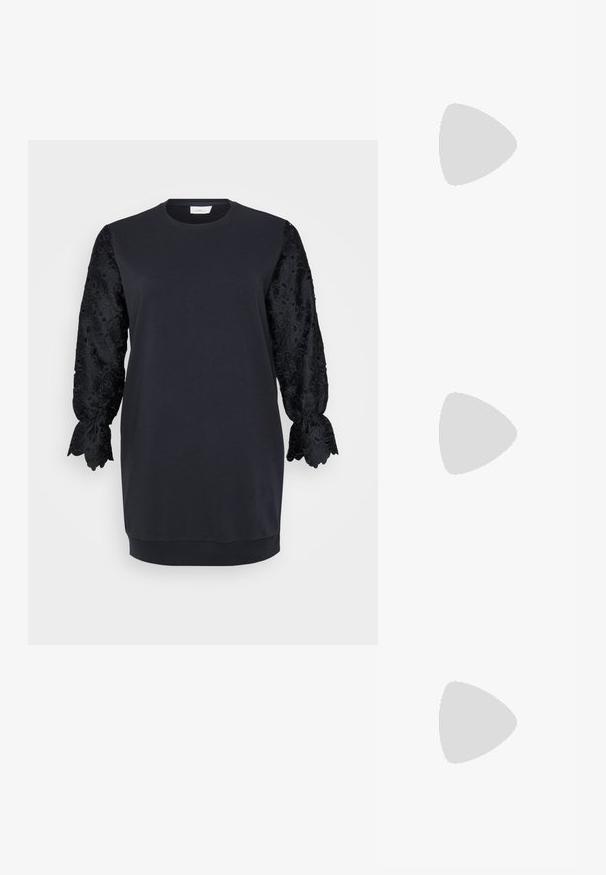 Svart sweatshirtklänning med rundad halsringning, försedd med långa svarta spetsärmar med vågiga kanter och blommönster. Mjuk bomullsblandning.; Svart läderballetflat, spetsig tå, minimalistisk design, slät textur, låg klack, ingen synlig hårdvara eller utsmyckningar.; Svart läder crossbody-väska med en slät yta, rektangulär form och metallickedjedetalj på framsidan. Justerbar rem ingår.; Silver ring med dubbel band och en slät, polerad yta. Har en flödande, böjd design med överlappande sektioner för en modern stil.