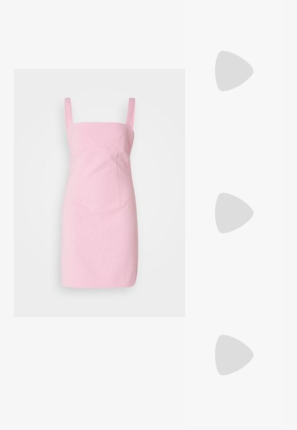 HUGO KATUNA 1 - Kotelomekko - pink; Mustat kiiltäväpatenttinaiset slingback-kengät, joissa on teräväkärkinen muoto, hopeinen yksityiskohta ja matala lohkarekorko. Kengissä on sileä, kiiltävä pinta kauttaaltaan.; Musta nahkainen olkalaukku, jossa on sileä pinta, suorakulmainen muoto ja metalliketju yksityiskohtana edessä. Mukana säädettävä hihna.; Hopeakoru drop -korvakorut, joissa on neliömuotoinen nappi, sileällä, kiillotetulla pinnalla ja pisaran muotoisella designilla, heijastavat valoa kiiltävän pinnan kautta.