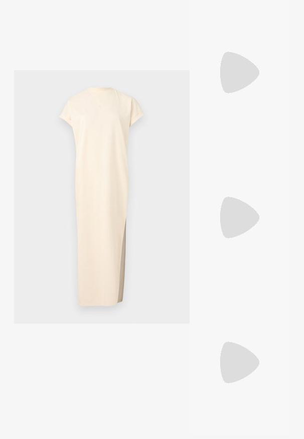 Beige maxi-mekko, jossa on lyhyet hihat, pyöreä pääntie ja sivuaukko. Valmistettu pehmeästä, kevyestä kankaasta, jolla on sileä textura.; Valkoiset nahkakengät paksulla valkoisella pohjalla, mustalla mokkanahkaosuudella kannassa ja kohokuvioitu logo sivulla. Nauhakeskitys kuudella reiällä.; Mustat ylisuuret aurinkolasit, joissa on geometrinen muoto, tummat linssit ja kehykseen erottuva harmaa yksityiskohta. Logo varressa.; Hopehopeet hopehopeet hopehopeet hopehopeet, jolla on sileä, kiiltävä pinta. Pyöreä muoto, kevyt rakenne, jossa on neulakiinnitys.