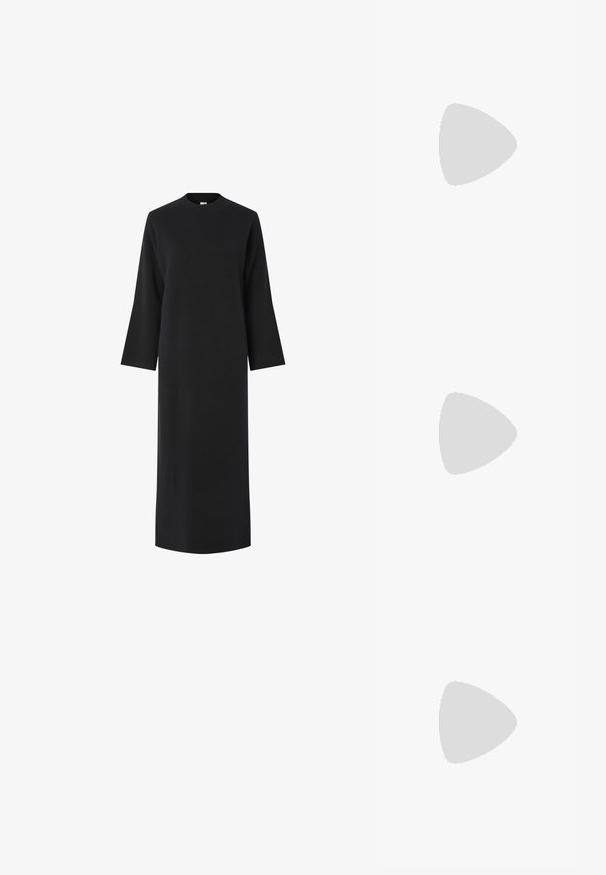 Rochie lungă neagră cu mâneci lungi și guler înalt, realizată dintr-un material neted, texturat. Are un croi drept și ajunge sub genunchi.; Pantofi cu toc slingback din piele lacuită neagră, cu vârf ascuțit și toc geometric. Prezintă un design elegant, minimalist și o textură netedă.; Geantă din piele neagră, cu o formă curbată, curea detașabilă și accesorii aurii. Geanta are un capac cu un detaliu tip cataramă.; Cercei aurii cu forme texturate și ondulate. Include studs sculpturale cu clip și un design de cerc deschis cu un finisaj cioplit.