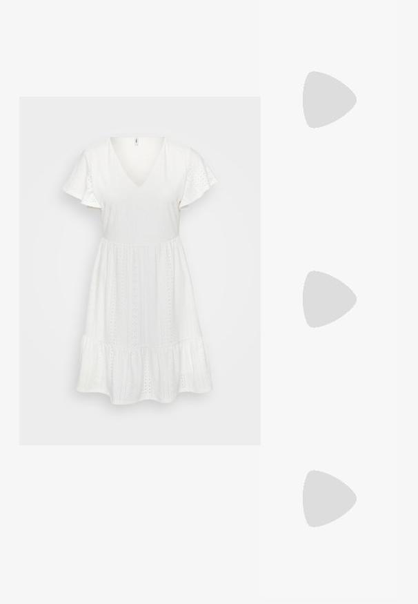 Balts kokvilnas kleita ar V-veida kakla izgriezumu, īsām plīvuru piedurknēm un vairākiem ruffled maliem. Iekļautas izšuvumi un mazi izgriezumu raksti visā kleitā.; Melnas strappy sandales ar kvadrātveida purngaliem un zemu bloku papēdi. Ievērojamas ar vairākiem plāniem siksniņām un regulējamu potītes siksniņu. Izgatavotas no gludas ādas.; Melnas ādas somiņa ar gludu tekstūru, strukturētu formu, divām rokturām un izteiktu sudraba sprādzi priekšpusē.; Sudraba divu joslu gredzens ar gludu, pulētu virsmu. Iezīmējas ar plūstošu, izliekta dizaina struktūru ar pārklājošām sekcijām modernam izskatam.