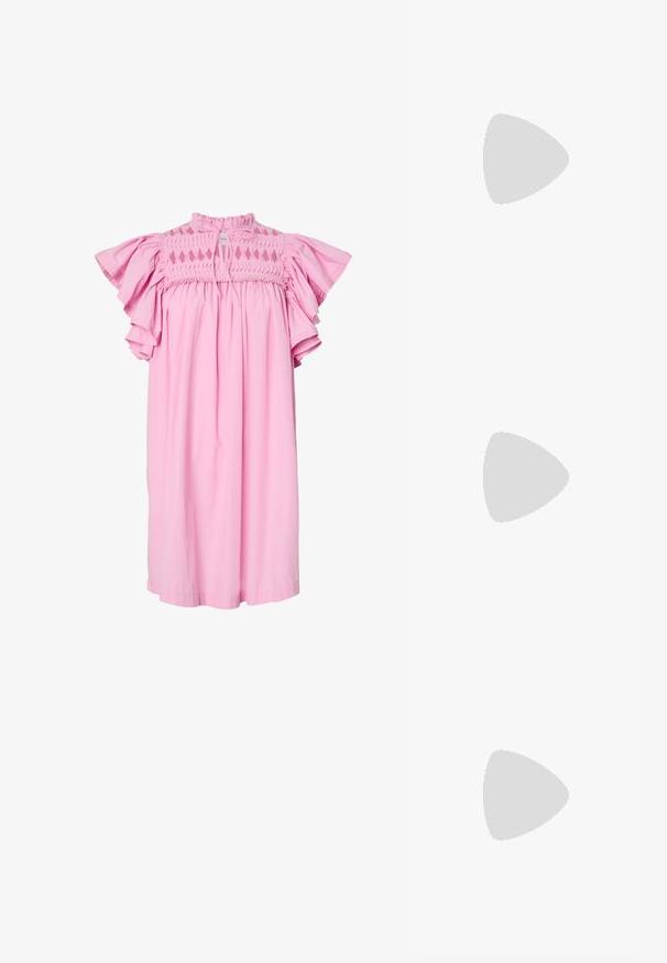 Roza obleka z ohlapnim krojem in kratkimi volanastimi rokavi, zgornji del z naborki in diamantnimi izrezi ter zavezovanjem pri vratu.; Črne patentne kožne slingback visoke petne čevlje s koničastim nosom in zlatim kvadratnim poudarkom na peti. Imajo prilagodljiv gležni trak.; Rumeno usnjeno-usnje z vzorcem krokodila, s strukturiranim dizajnom, zgornjo ročajem, snemljivo verižico in dekorativnim kristalnim okrasjem na zaponki.; Uhane nakit iz zlatastega tona z gladko, ukrivljeno zasnovo. Ima edinstveno koničasto obliko, polirano površino in zaponko s tečajem.