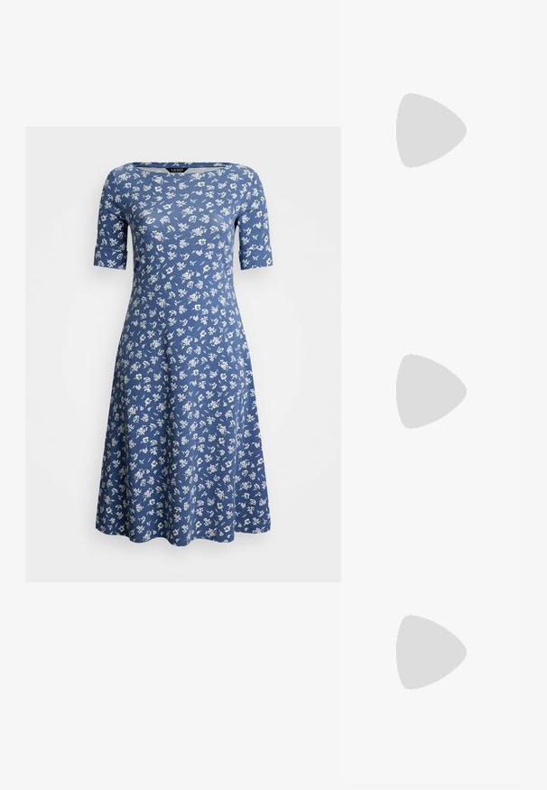 Abito floreale blu con maniche corte e scollatura rotonda. Realizzato in un tessuto morbido con gonna a palloncino, decorato con piccoli motivi floreali bianchi.; Sneakers in pelle bianca, design low-top, caratterizzati da una texture liscia, punta rotonda, chiusura con lacci e un piccolo logo ricamato sul lato.; Borsa a mezzaluna nera in pelle con dettagli in hardware dorato, dotata di chiusura con zip. Indossata a tracolla sopra un maglione grigio.; Orecchini a perno in tono oro con design intrecciato. Ogni orecchino presenta uno sfondo circolare trasparente per una vestibilità sicura.