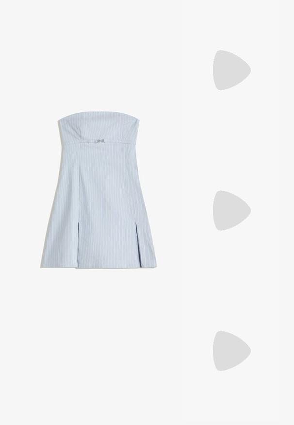 Strapless, ljusblå klänning med vertikala vita ränder, med en figurnära överdel och två framslitsar, tillverkad av ett slätt tyg. Silverdetaljer.; Vit flip-flop med en strukturerad sula, som har tunna remmar och en platt design. Tillverkad av gummi med en diskret logotyp på fotsulan.; Runda, bruntonade solglasögon med en glansig bordeauxfärgad ram. Smala bågar med subtilt varumärkesdetalj. Platt linsdesign.; Brun mocka axelväska med halvmåneform, dekorerad med silver- och guldgröna nitar i blommiga och cirkulära mönster.