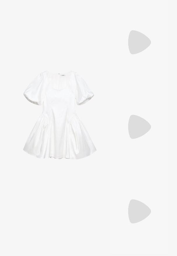 Witte jurk met pofmouwen van soepele stof, met een ronde halslijn, geplooide zijkanten en een uitlopende rok. Ritsluiting aan de achterkant.; Bordeaux glanzend leren slingback-schoenen met een spitse neus, voorzien van twee verstelbare gespsluitingen en accenten van zilverhardware.; Bordeaux leren handtas met een zacht, gegathered ontwerp en een ronde vorm. De handgreep is stevig bevestigd en toont een gladde textuur.; Gouden mesh bandhorloge van Daniel Wellington met een ronde zwarte wijzerplaat, gouden uurmarkeringen en logo op 12 uur. Eenvoudig, elegant ontwerp.