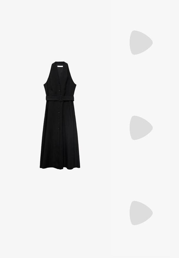 Schwarzes ärmelloses Kleid mit einem Gürtel, mit durchgehender Knopfleiste und fließendem Rock, aus glattem Stoff mit minimalistischem Design.; Schwarze Lackleder-Slingback-High Heels mit spitzem Schuh und einem geometrischen Blockabsatz. Verfügt über ein schlankes, minimalistisches Design und eine glatte Textur.; Schwarze Lederhandtasche mit geschwungener Form, abnehmbarem Tragegurt und goldenen Beschlägen. Die Tasche verfügt über einen Deckel mit einer Schnallen-Details.; Set aus zwölf Ohrhängern in Silber- und Goldtönen. Enthält gedrehte, glatte und strukturierte Designs in verschiedenen Größen und Oberflächen.