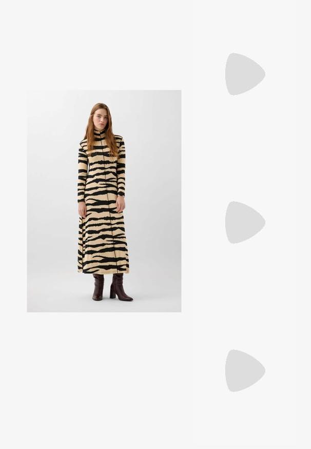 Beige turtleneck-maksimekko, jossa on mustia tiikeriraitoja, pitkät hihat ja rento mitta. Yhdistetty polven yli ulottuviin ruskeisiin saappaisiin.; Mustat nahka nilkkurit, joissa on nelikulmainen kärki, sivuvetoketju ja lohkarekorko, taustalla vaalea yksinkertainen tausta.; Mustat kissansilmäaurinkolasit, joissa on matta pinta, harmaansiniset linssit, terävät kulmat ja tyylikkäät sivuvarret. Brändin nimi näkyy sisävarsissa.; Musta nahkainen olkalaukku, jossa on sileä pinta, suorakulmainen muoto ja metalliketju yksityiskohtana edessä. Mukana säädettävä hihna.